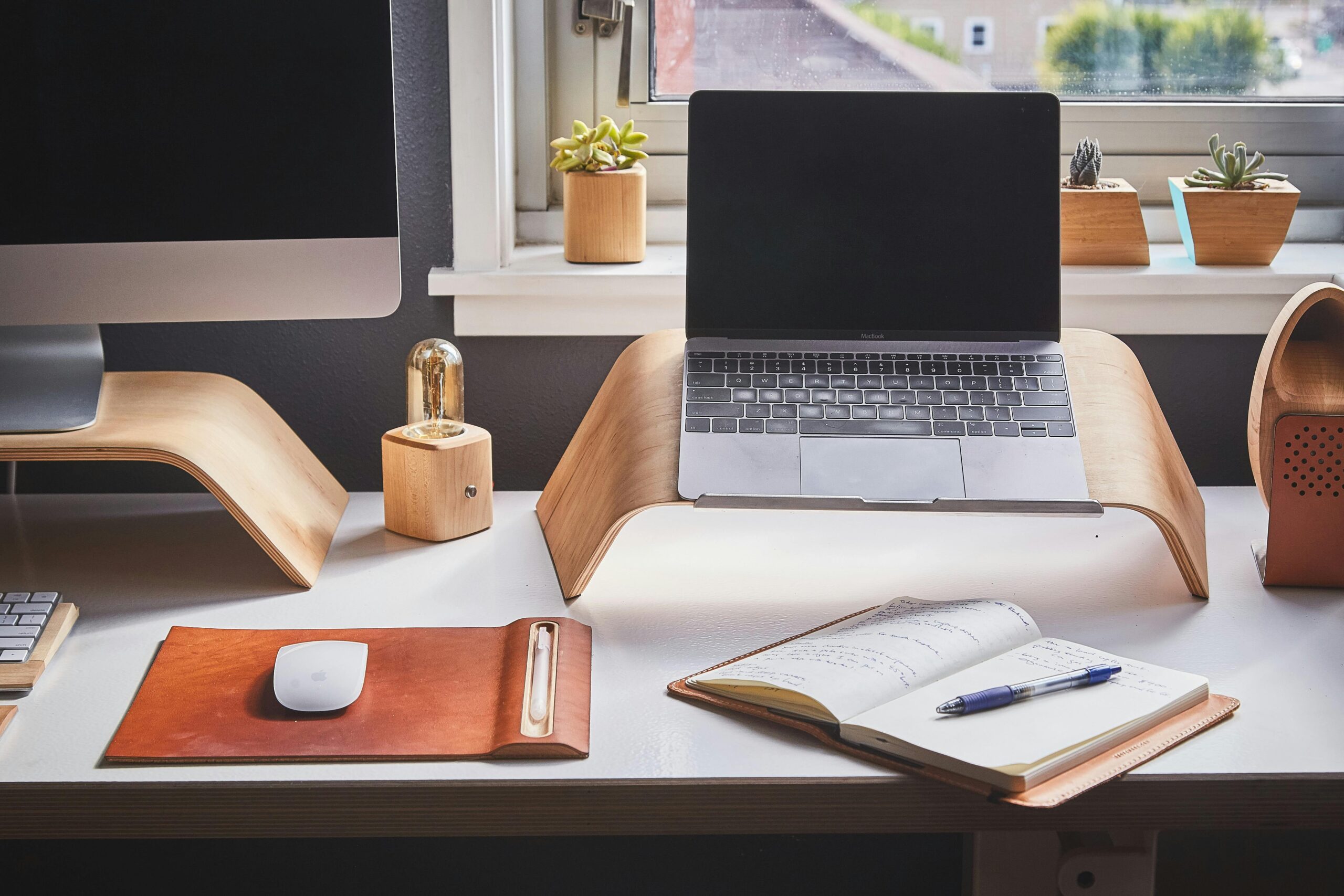 Rækkehus med hjemmekontor A stylish and contemporary home office setup with laptop and desk accessories.